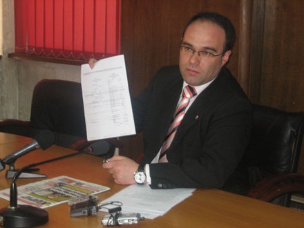 Branimir Stojančić pokazuje račun Zorana Antićaa iz Moskve